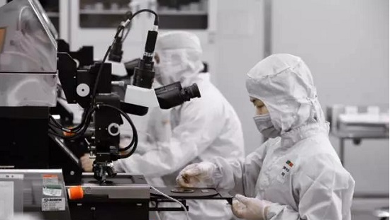 成功研製首款商用100G矽光收發芯片